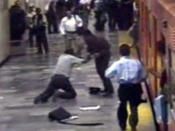 Imagen que muestra a Esteban Cervantes forcejar con Luis Felipe Hernández , quien lo baleó en la Estación Balderas. EL UNIVERSAL  /