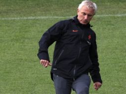 El seleccionador de Holanda en el entrenamiento de hoy con su equipo. REUTERS  /