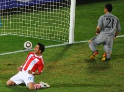 El delantero de Paraguay Lucas Barrios, celebra tras anotar el segundo penalti. AFP  /