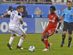 Birchall (11) de Los Ángeles y Sanyang de Toronto durante el partido en Canadá. AFP  /