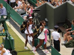 Venus (izq.) y Serena Williams se despiden de Wimbledon en dobles. AP  /