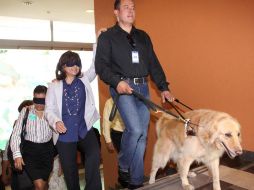 El DIF organizó el “Desayuno en la Obscuridad”, en el que funcionarios comieron como una persona con discapacidad visual. ESPECIAL  /