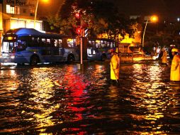 A los automovilistas se les pide atender las indicaciones de los agentes viales. E,. BARRERA  /