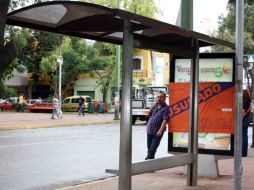 Publicidad clausurada en parabuses del Parque Revolución. A. HINOJOSA  /