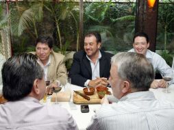 Entre los asistentes a la comida estuvieron Herbert Taylor (centro) y Alonso Ulloa (der.). E. BARRERA  /