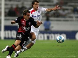 Gonzalo Vargas pelea el balón en el juego contra Toluca perteneciente al Bicentenario 2010. MEXSPORT  /