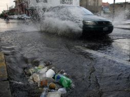 El SIAPA exhorta a la población a mantener las bocas de tormenta libres de basura. M. FREYRIA  /