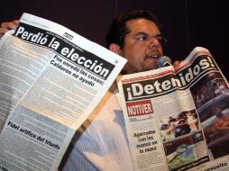 El secretario general del PAN en Veracruz muestra los periódicos que dan la victoria a Javier Duarte. EL UNIVERSAL  /