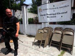 • Un policía resguarda la entrada del Consejo Electoral en Reynosa, Tamaulipas. EL UNIVERSAL  /