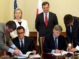 Representantes de Estados Unidos y Polonia firman un acuerdo antimisiles. EFE  /