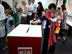 Los colegios electorales de Polonia abrieron hoy sus puertas dando comienzo a la segunda vuelta de las elecciones presidenciales. EFE  /