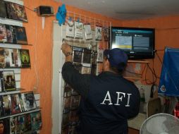 Los agentes federales retiraron del mercado los discos apócrifos de las colonias Tetlán y Zalatitán. ESPECIAL  /