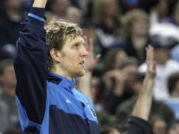 El alemán Dirk Nowitzki, jugador franquicia de los Mavericks, fue convencido por el dueño del equipo, Mark Cuban, de quedarse en Dallas  /