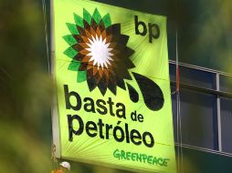 Con el lema: ''Basta de petróleo'',el logotipo fue desplegado en una de las fachadas del edificio en el que BP tiene sus oficinas. AFP  /