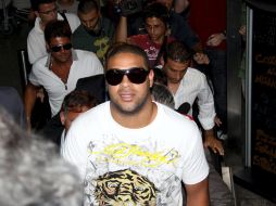 Adriano (centro) durante su llegada ayer al aeropuerto de Fiumicino de Roma. EFE  /