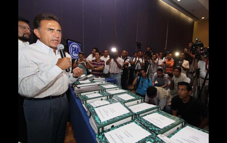 Miguel Ángel Yunes muestra copias de 96% de las nueve mil 827 actas, que según él le dan la ventaja. EL UNIVERSAL  /