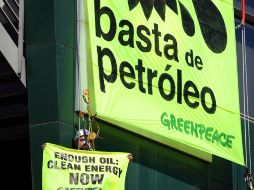 Activistas de Greenpeace se manifiestan en la sede de la petrolera de British Petroleum en Madrid, contra el derrame de crudo. AFP  /