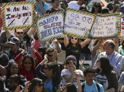 Desde la promulgación de la ley, los manifestantes han salido a las calles para expresar su descontento. AP  /