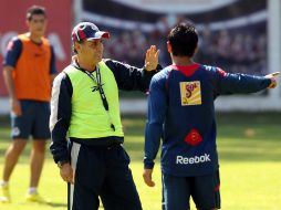 El director técnico de las Chivas, José Luis Real  (izq.). MEXSPORT  /