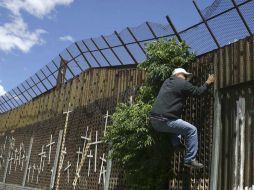 La ley de Arizona considera como un delito residir ilegalmente en la entidad. REUTERS  /
