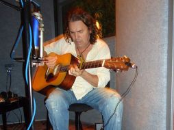 En plena faena musical. Fher Olvera durante la grabación del nuevo disco de Maná. ESPECIAL  /