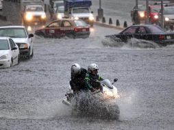 La lluvia que se registró ayer en el Distrito Federal ocasionó al menos 42 encharcamientos en vialidades principales. EL UNIVERSAL  /