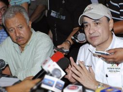 Horacio del Bosque (izq.) y José Manuel Maldonado durante una conferencia de prensa ayer, en Piedras Negras. REUTERS  /