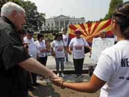 Miembros de Promesa Arizona rezan hoy en Washington en una vigilia de protesta contra la ley de Arizona. EFE  /