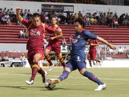 Omar Arellano (9) no pudo con la defensa de Estudiantes Tecos ni inquietar el arco de Christian Martínez. A. CAMACHO  /