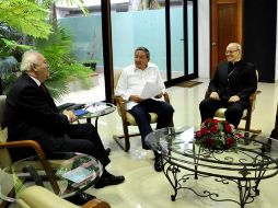 El canciller español Miguel Ángel Moratinos conversa en La Habana con el presidente Raúl Castro y con el cardenal Jaime Ortega. AP  /