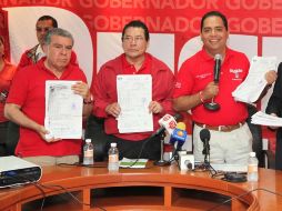 El dirigente estatal priista Jorge Carvallo Delfín (centro), aceptó el recuento de votos. EL UNIVERSAL  /