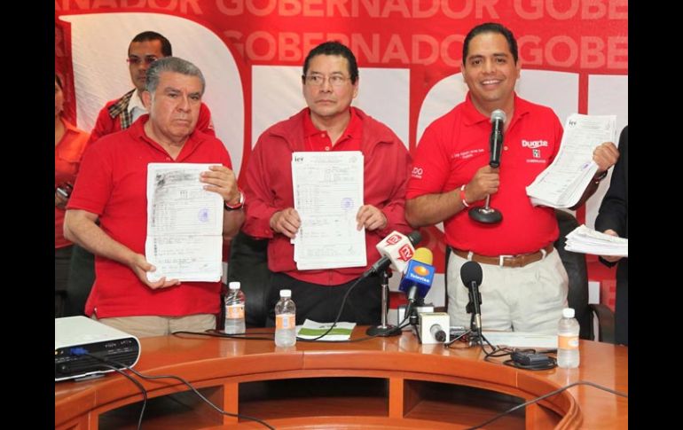 El dirigente estatal priista Jorge Carvallo Delfín (centro), aceptó el recuento de votos. EL UNIVERSAL  /