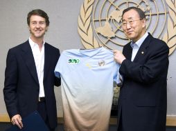 El secretario general de la ONU, Ban Ki-moon (d), posa junto al actor estadounidense Edward Norton (i). EFE  /