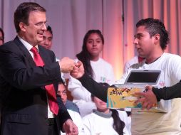 Marcelo Ebrard encabeza la ceremonia de fin de cursos de la primera generación del programa “Prepa Sí”. EL UNIVERSAL  /