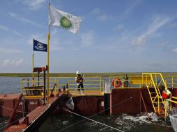 Oficiales de limpieza trabajan en el barco Miss Charlotte, construido para emergencias ambientales, en Lousiana. EFE  /