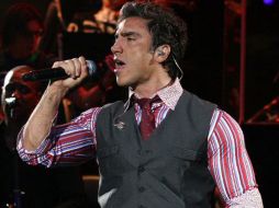 Alejandro Fernández dio inicio a su concierto casi una hora después de lo programado. ESPECIAL  /