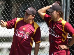 Miguel Herrera y su auxiliar Santiago Baños analizan a los jugadores de Estudiantes. MEXSPORT  /