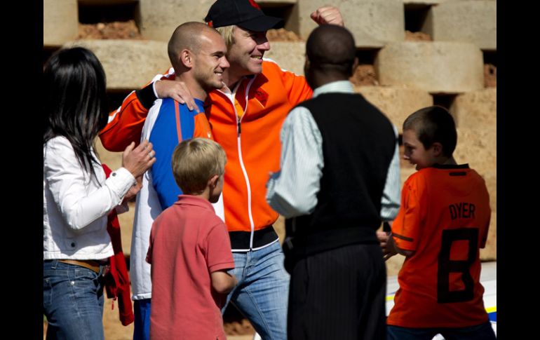Wesley Sneijder se toma fotos con aficionados holandeses, que acudieron al hotel de concentración. GETTY IMAGES SPORT  /