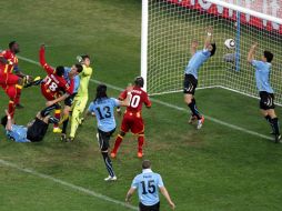 El delantero uruguayo evitó un gol contra su equipo en el último minuto. EFE  /