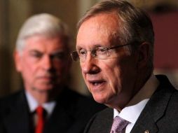 El senador Harry Reid (der.) aplazó la votación final en la cámara alta hasta después del feriado del Día de la Independencia. AP  /