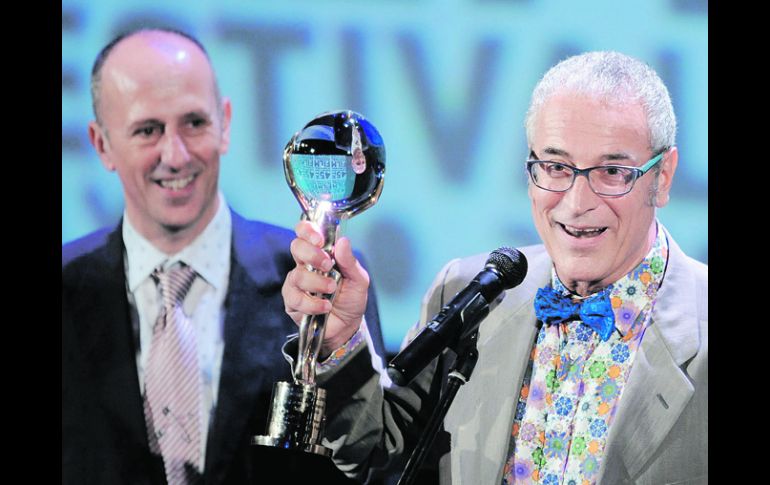 Agustí Vila, director de La Mosquitera, agradece el Globo de Cristal, máximo premio del festival de Karlovy Vary. EFE  /