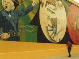 Miguel Ignacio Aguilar es el autor del mural en azulejos 200 años de libertad''. ESPECIAL  /