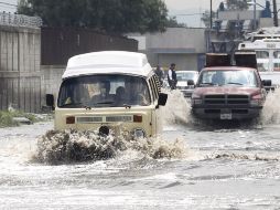 Una combi intenta cruzar una de las calles aledañas al aeropuerto capitalino. EL UNIVERSAL  /
