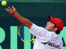 Daniel Garza le dio el punto decisivo a México en el cuarto partido de la serie, al vencer a Daniel López. AFP  /