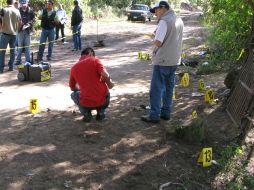 Peritos del IJCF realizaron la investigaciones de campo donde encontraron casquillos de rifles de asalto AR-15 y AK-47. M. PATIÑO  /