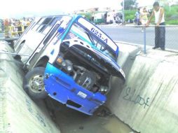 Debido al impacto, el camión cayó a la zanja. O. RUVALCABA  /