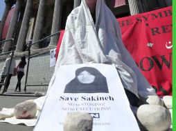 Una mujer protesta contra la pena a Sakineh Mohamadi Ashtiani, afuera de la Plaza Trafalgar, en Londres. AFP  /