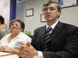 La directora general del IEEA y el delegado del Infonavit Jalisco en la firma del convenio. A. CAMACHO  /