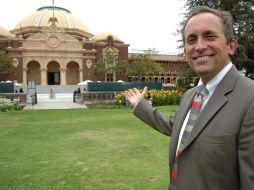El arquitecto cubano Jorge de la Cal frente al edificio del Museo de Historia Natural de Los Ángeles (NHM). EFE  /
