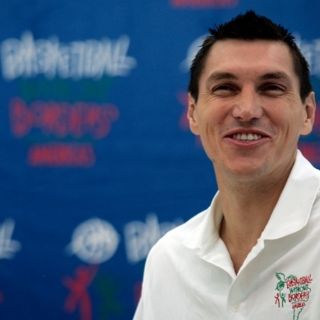 Dallas intercambia a Eduardo Nájera